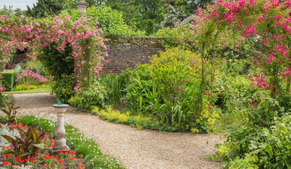 Taman belakang dengan taman bergaya Inggris